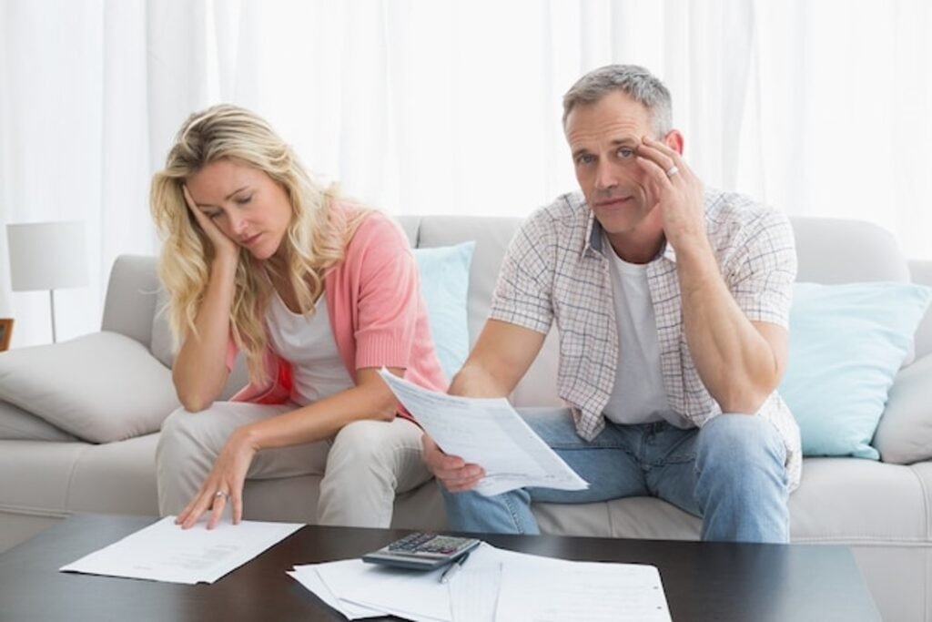 Casal tentando uma renegociação de dívidas